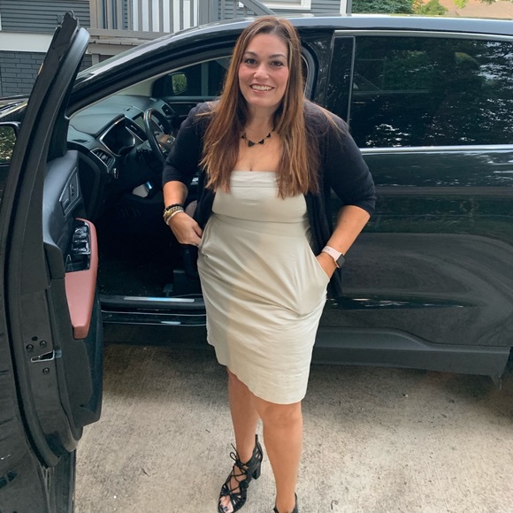 Meet your Posher, Stephanie - Picture 3 of 4